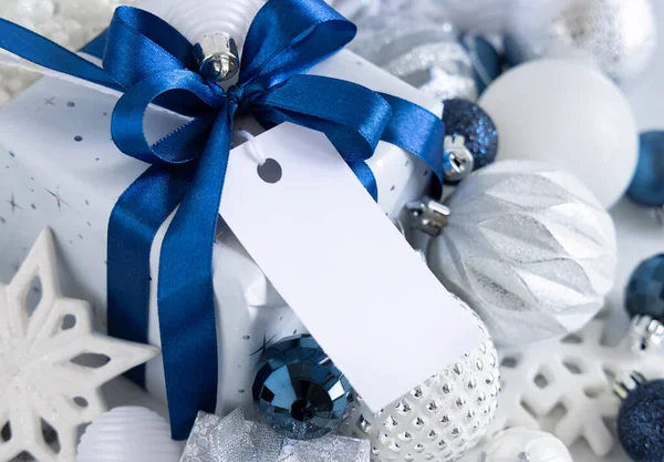 Csomagolt Ajándék Egy Kék Papír Ajándék Címke Fehér Kék Ezüst — Stock Fotó