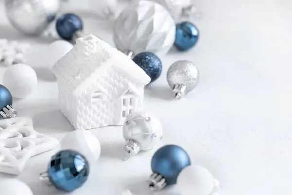 Fehér Játékház Kék Fehér Ezüst Karácsonyi Dekoráció Közelkép Fehér Asztalon — Stock Fotó