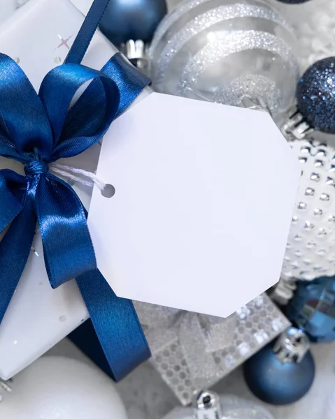 Verpakt Cadeaudoosje Met Een Blauwe Strik Papieren Geschenktag Een Witte — Stockfoto
