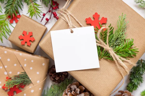 Natal Embrulhado Presente Com Etiqueta Presente Papel Quadrado Uma Mesa — Fotografia de Stock