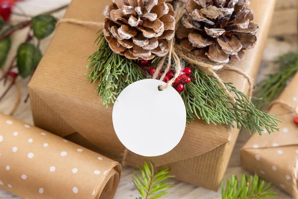 Karácsonyi Csomagolt Ajándék Kerek Papír Ajándék Címke Egy Fehér Asztal — Stock Fotó