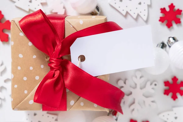 Rustieke Geschenkdoos Met Een Rode Strik Papieren Geschenktag Een Witte — Stockfoto