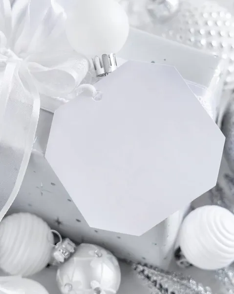 Csomagolt Ajándék Egy Fehér Papír Ajándék Címke Egy Fehér Asztal — Stock Fotó
