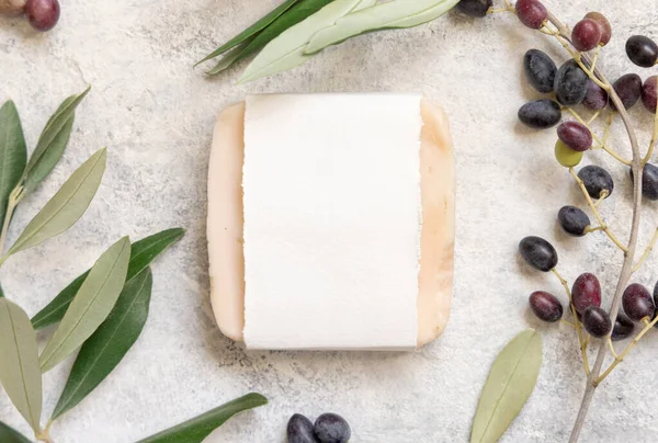 Handgemachte Seifenstange Auf Einem Marmortisch Liegend Mit Papierverpackung Mit Olivenzweigen — Stockfoto