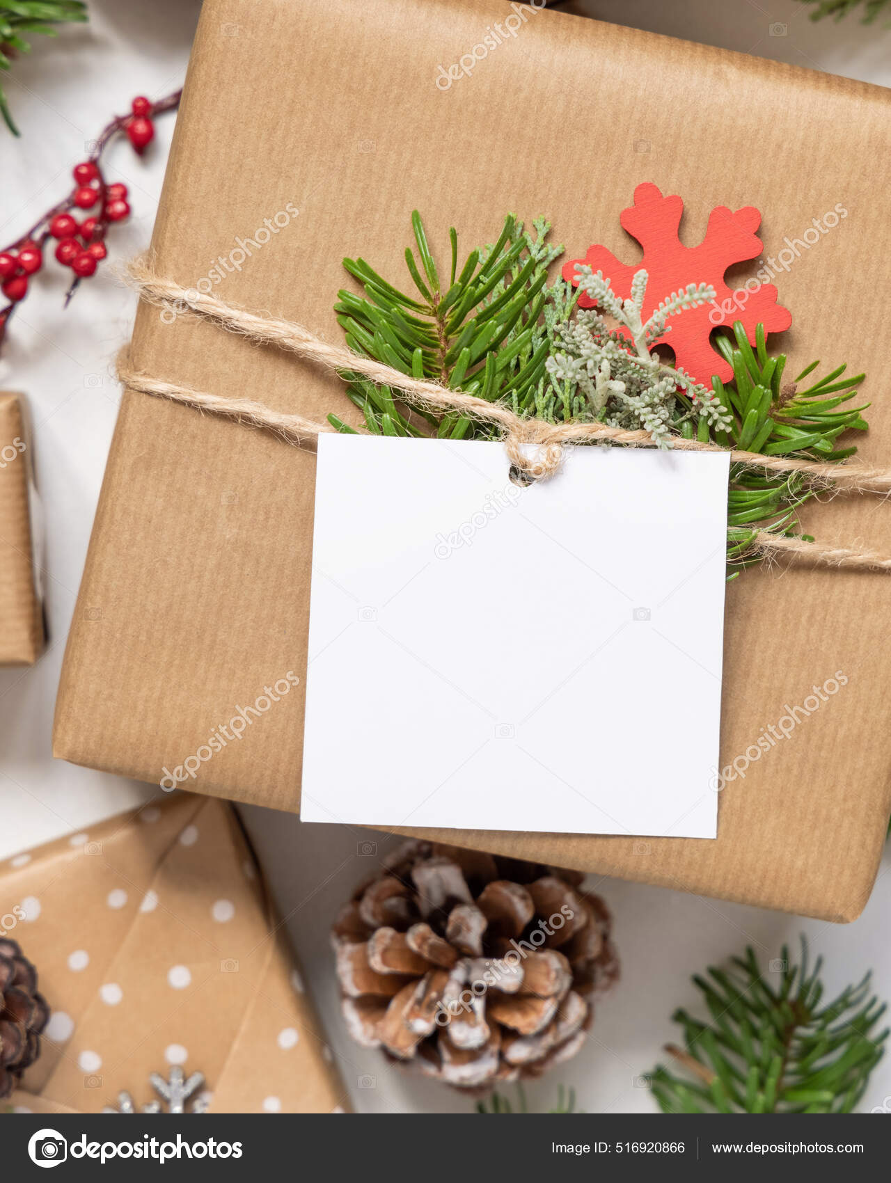 Cadeau Noël Enveloppé Avec Étiquette Cadeau Papier Carré Sur Une