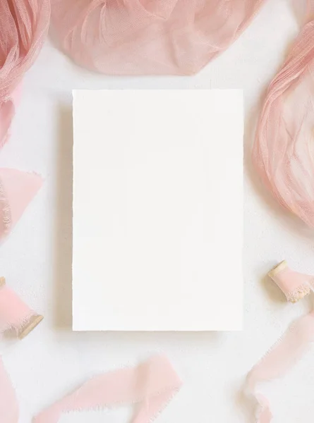 Cartão Papel Sobre Mesa Mármore Branco Com Flores Rosa Secas — Fotografia de Stock