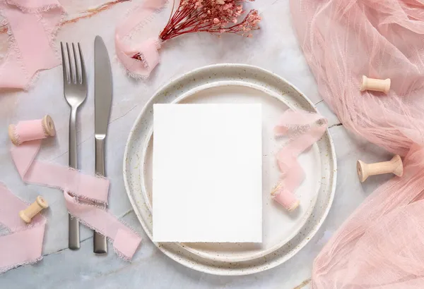 Τραπέζι Γάμου Κάρτα Πορσελάνινα Πιάτα Αποξηραμένα Ροζ Λουλούδια Και Μεταξωτές — Φωτογραφία Αρχείου