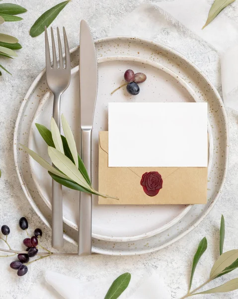 Lugar Mesa Casamento Com Cartão Lugar Envelope Sobre Placas Porcelana — Fotografia de Stock