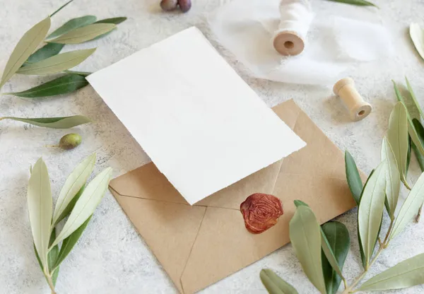 Cartões Convite Casamento Envelopes Uma Mesa Mármore Branco Com Ramos — Fotografia de Stock