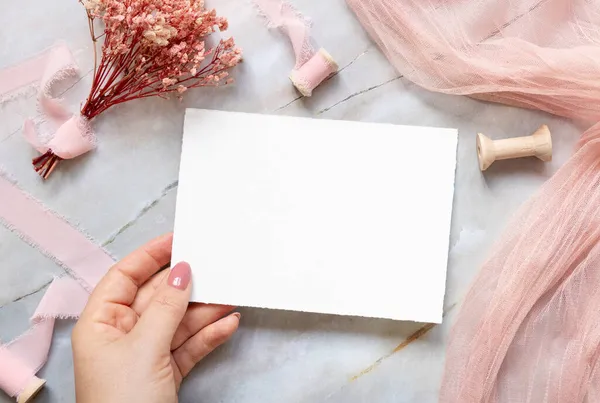 Hand Blank Card Marble Dried Pink Flowers Silk Ribbons Top — Stock Photo, Image