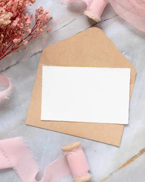 Ett Kort Och Kuvert Marmor Med Torkade Rosa Blommor Och — Stockfoto