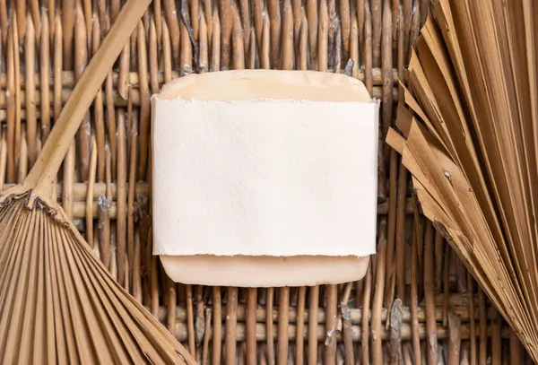 Handgemachte Seifenstange Mit Papierverpackung Und Getrockneten Palmblättern Auf Einem Hölzernen — Stockfoto