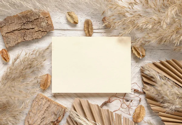Cartão Branco Mesa Madeira Branca Perto Plantas Secas Folhas Palma — Fotografia de Stock