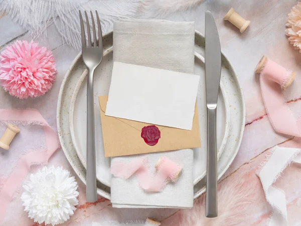 Lugar Mesa Casamento Com Cartão Papel Sobre Envelope Perto Flores — Fotografia de Stock