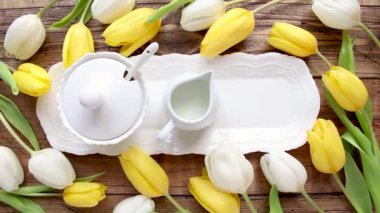 Kahve fincanını lalelerin arasına koy.