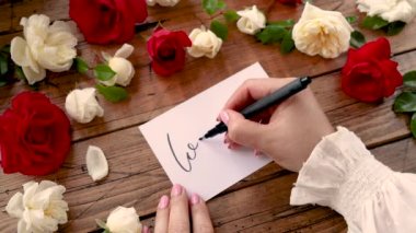 Çiçeklerin yakınındaki bir karta birlikte yazıyoruz.