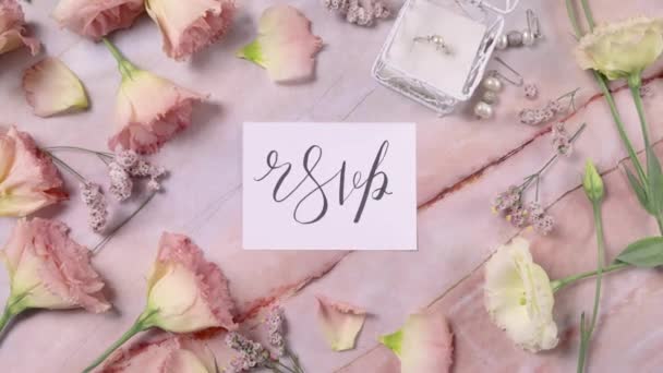 Rsvp Kartı Pembe Çiçeklerin Yakınındaki Mermer Masada Üst Görüntü Yakınlaştır — Stok video