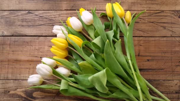 Vezměte Žluté Bílé Tulipány Kytice Dřevěného Stolu Horní Pohled — Stock video