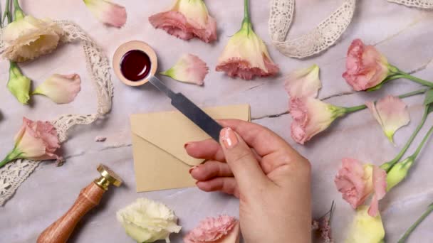 Handen Gieten Gesmolten Een Envelop Buurt Van Roze Bloemen Een — Stockvideo