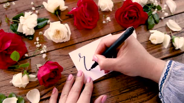 Scrivere Rose Una Carta Vicino Fiori Vicino — Video Stock