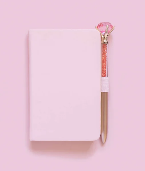Rózsaszín Notebook Díszítő Drágakő Toll Világos Rózsaszín Felülnézetben Tankönyv Mockup — Stock Fotó