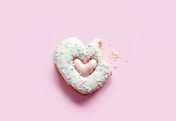 Kemirilmiş Kalp Şeklinde Zencefilli Kurabiye Üzerine Şeker Serpiştirilmiş Kremalı Parçalanmış — Stok fotoğraf