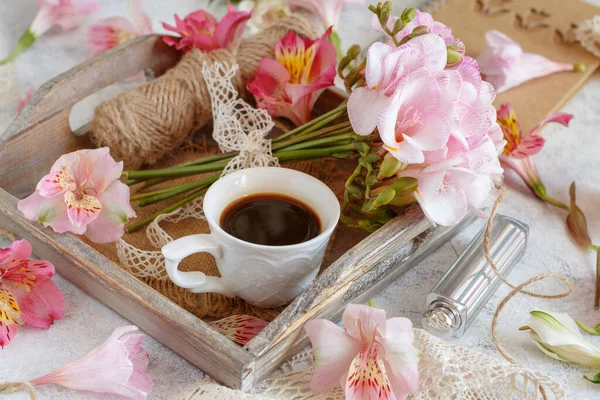 Coffee Cup Rope Pink Flowers Tray White Table Close Romantic — Zdjęcie stockowe