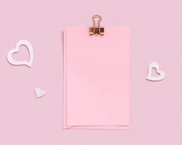 Růžová Papírová Karta Klipem Blízkosti Bílých Srdcí Růžové Horní Pohled — Stock fotografie