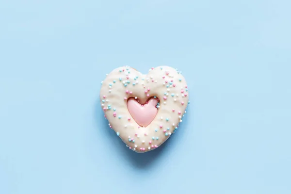 Colocação Plana Dois Biscoitos Gengibre Forma Coração Com Polvilhas Cobertura — Fotografia de Stock