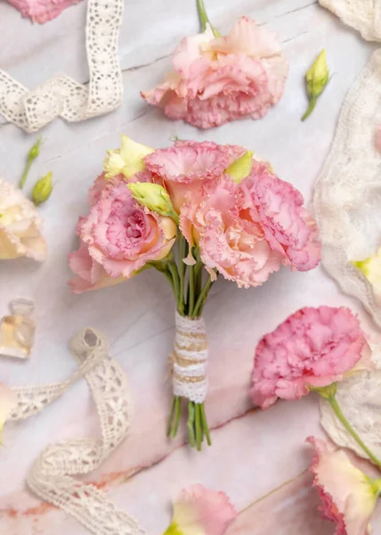 Ροζ Μπουκέτο Λουλούδια Μαρμάρινο Τραπέζι Λουλούδια Και Κορδέλες Γύρω Κορυφαία — Φωτογραφία Αρχείου