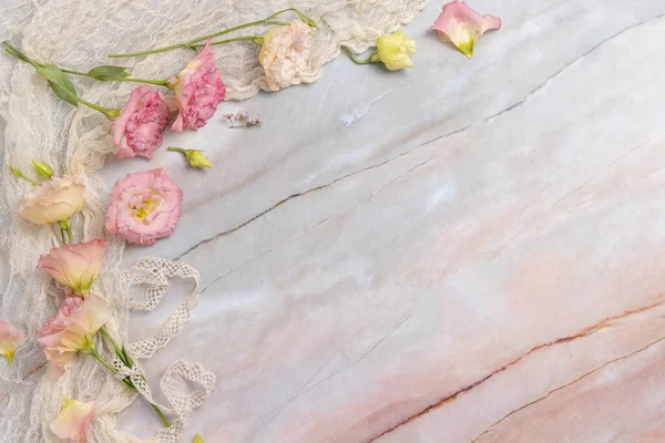 Pink Flowers Vintage Ribbons Fabric Marble Table Copy Space Top — Stockfoto