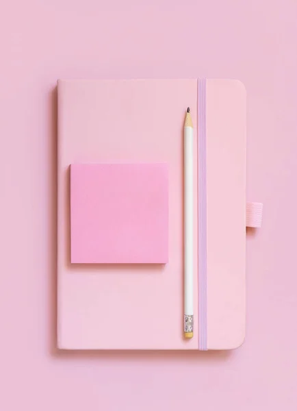 粉色笔记本 铅笔和纸在浅粉色的顶部视图 教科书的模型 计划者封面与地方Fot文字 商业和组织概念 — 图库照片