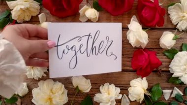 Tahta bir masanın üstüne birlikte kart koyun. 