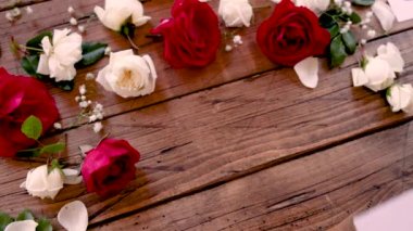 Çiçeklerin yakınındaki bir karta Be Happy yazma