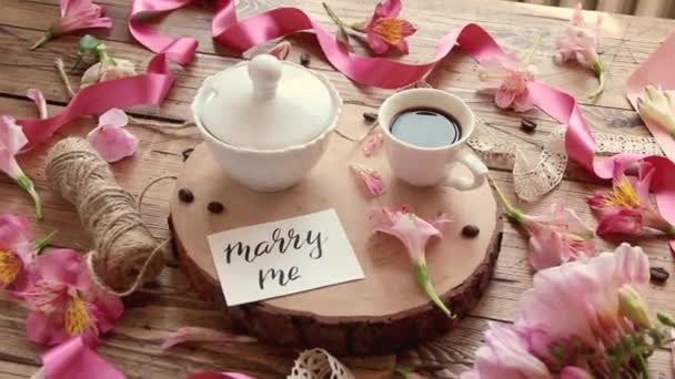 Marry Kaart Bij Koffie Bloemen Een Houten Tafel — Stockvideo