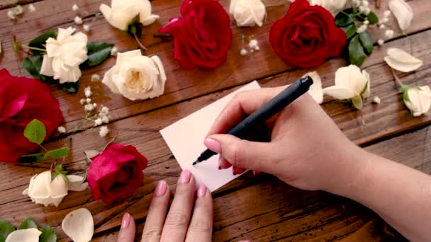 Escrever Amor Cartão Perto Flores Fechar — Vídeo de Stock