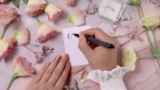 Mãos Escrevendo Sim Faço Cartão Perto Flores Perto Uma Mesa — Vídeo de Stock