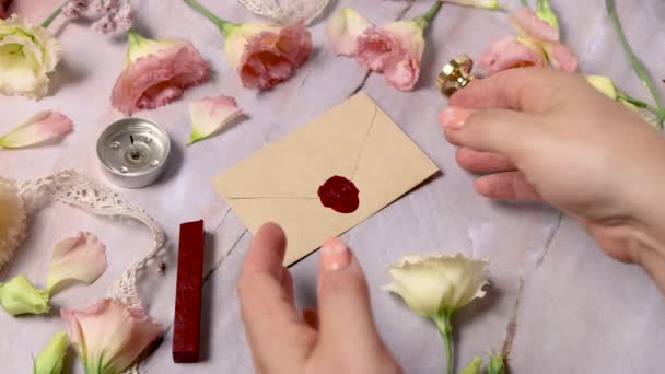 Χέρια Λήψη Κερί Σφραγισμένο Φάκελο Από Ένα Μαρμάρινο Τραπέζι Κοντά — Αρχείο Βίντεο