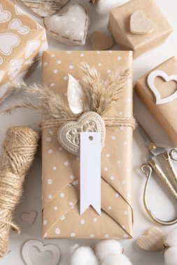 Sevgililer gününde hediye etiketi, kalp ve pampa otu var. Boş etiketli bahar sahnesi. Kırsal, kır evi şıklığı veya bohem modeli, boşluğu kopyala