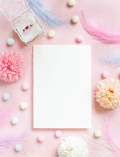 Cartão Branco Perto Flores Pastel Pompons Penas Anel Uma Caixa — Fotografia de Stock