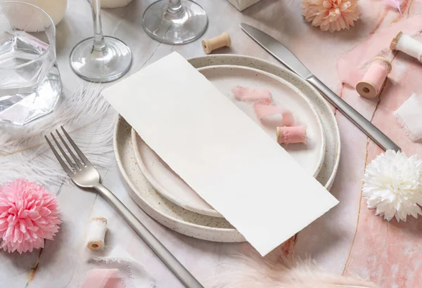 Wedding Table Place Paper Card Porcelain Plates Pink Flowers Feathers — Fotografia de Stock