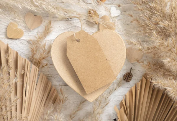 Heart Shaped Valentines Present Vertical Blank Gift Tag Dried Pampas — стоковое фото