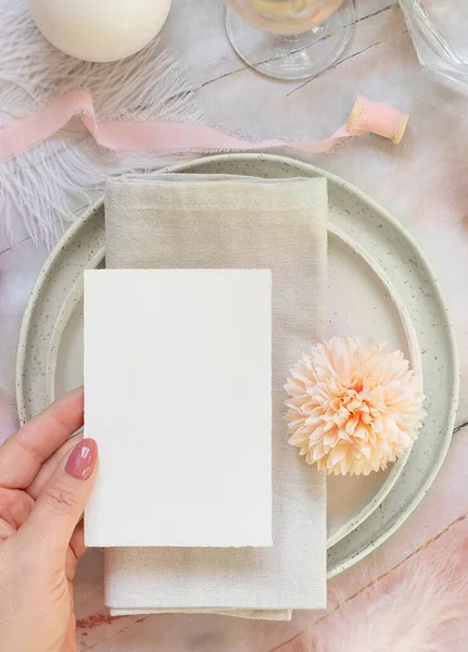 Mão Com Cartão Papel Sobre Mesa Casamento Lugar Com Flores — Fotografia de Stock