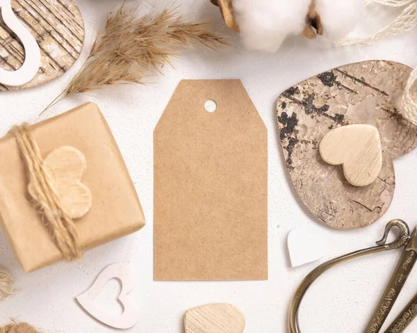 Kraft Paper Gift Tag Valentines Present Wooden Hearts Dried Flowers — Zdjęcie stockowe
