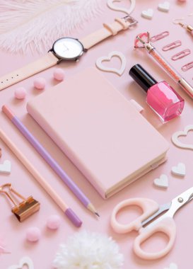 Şarjörlü pembe kağıt kart, okul aksesuarları ve pastel pembeli kalpler yakın plan, boş kart modeli. Kız işyeri. Okula dönmek ve sevgililer günü kavramları