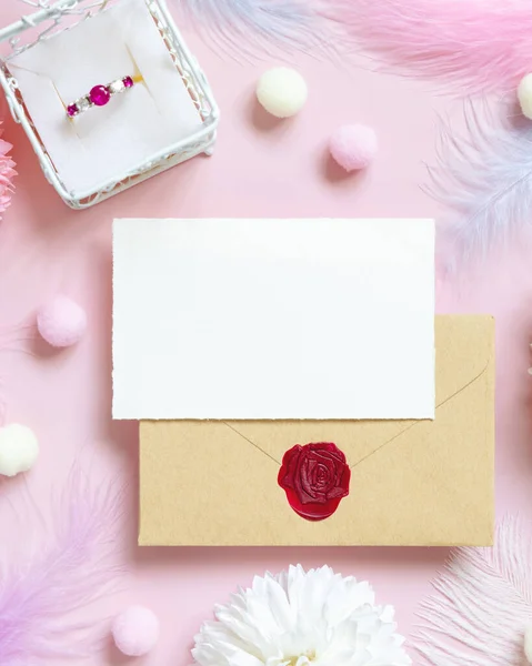 Cartão Envelope Perto Flores Pastel Pompons Penas Anel Uma Caixa — Fotografia de Stock