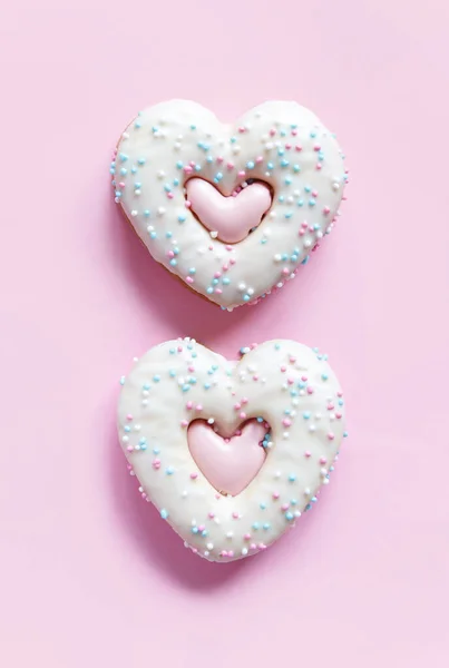 Kalp Şeklinde Zencefilli Kurabiye Serpiştirilmiş Pembe Arkaplanda Krema Sevgililer Günü — Stok fotoğraf