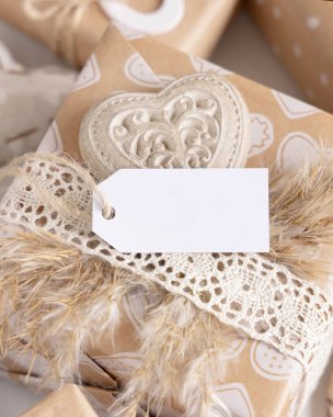 Sevgililer gününde hediye etiketi, kalp ve pampa otu var. Boş etiketli bahar sahnesi. Kırsal, kır evi şıklığı veya bohem modeli, boşluğu kopyala