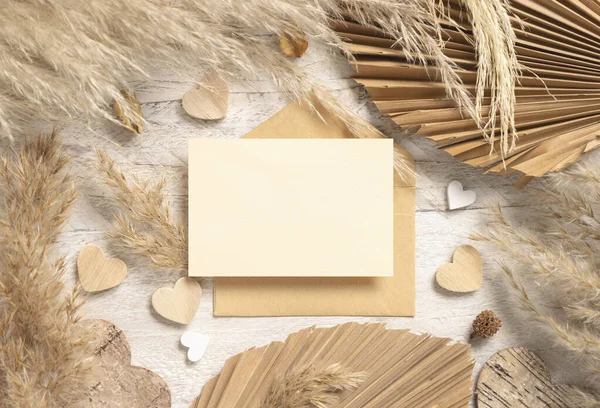 Blanco Kaart Envelop Witte Houten Tafel Buurt Van Gedroogde Pampas — Stockfoto