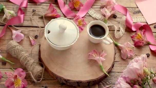 Kávécsésze Egy Asztalon Virágok — Stock videók